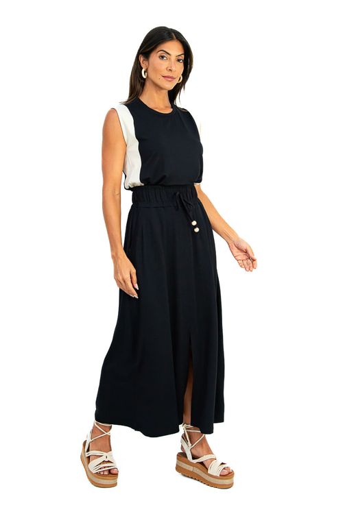 Look completo com blusa bicolor preta e branca combinada a saia midi preta de cós elástico e sandália plataforma branca, visual casual elegante