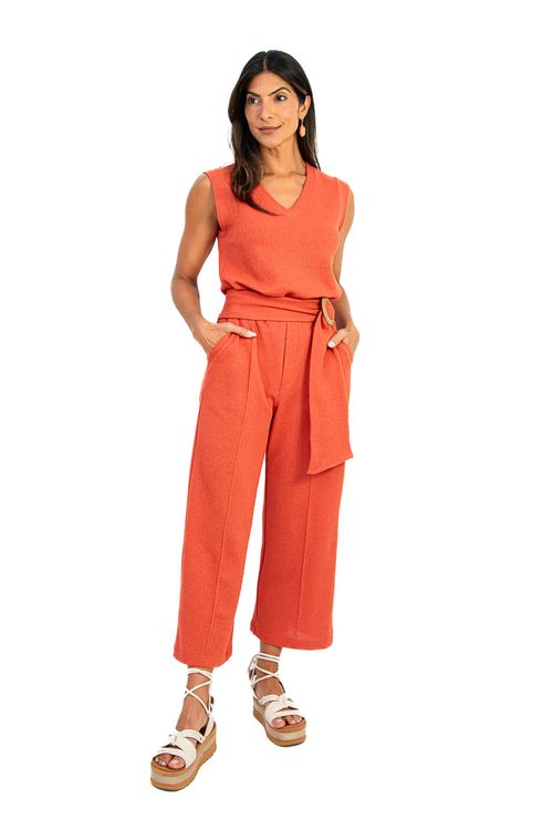 Visão frontal da blusa Heritage cerâmica usada com calça pantalona combinando e faixa com fivela, detalhe da fenda lateral