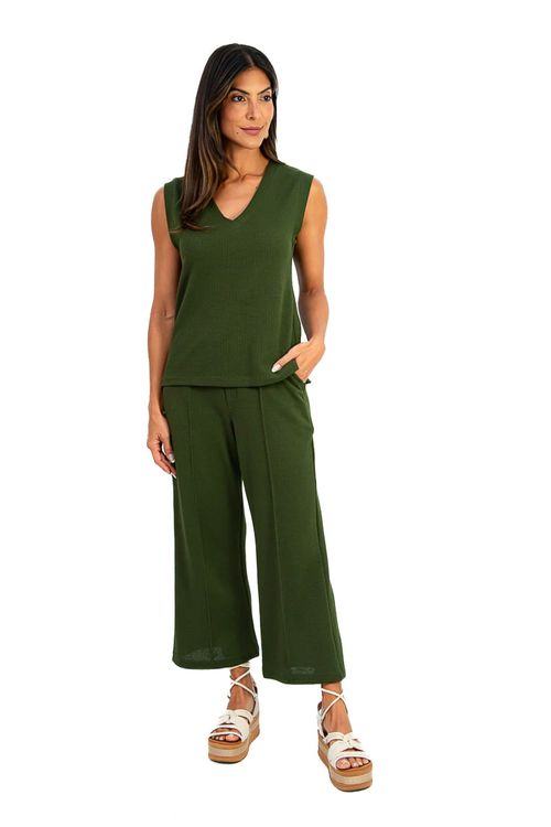 Look-completo-com-blusa-Heritage-decote-V-e-calca-pantalona-em-malha-verde-floresta-look-de-transicao-com-sandalia-plataforma
