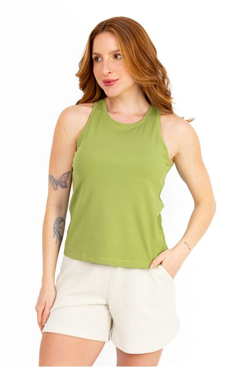 Regata decote alto verde em malha de viscose vista frontal, com cava americana e caimento leve, modelo usando shorts off-white.