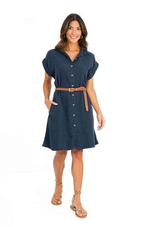 Modelo usando vestido camisa azul-marinho com cinto tressê fino caramelo em couro e sandálias rasteiras — look casual e texturizado