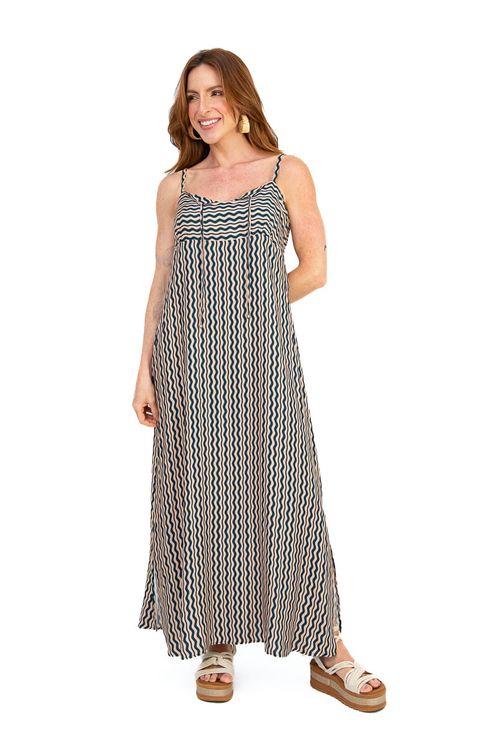 Vestido longo Ondas em viscose crepe - vista frontal completa com estampa vertical de ondas off‑white e azul‑escuro, alças finas reguláveis e decote reto franzido, visual elegante para resort com sandálias plataforma.