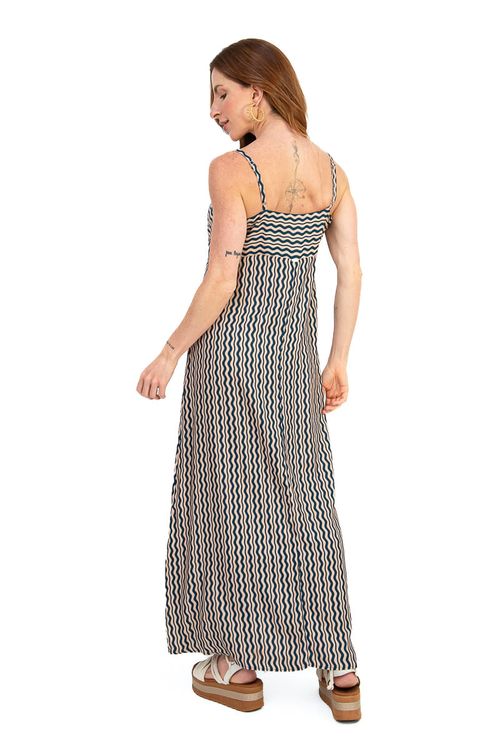 Detalhe-do-decote-do-vestido-Ondas-mostrando-franzido-no-busto-e-amarracao-frontal-ajustavel-em-cordao-destacando-a-textura-macia-do-viscose-crepe.