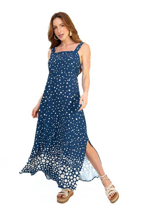 Vestido midi Confetes em viscose slub azul-marinho – vista frontal com fenda lateral e estampa de bolinhas brancas em diferentes escalas, caimento fluido