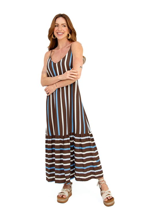 Vestido-midi-listrado-em-viscose-slub-vista-frontal-completa-com-decote-V-e-alcas-finas-regulaveis--listras-verticais-em-marrom-branco-e-azul-e-saia-franzida-com-fenda-frontal---vestido-listras-midi