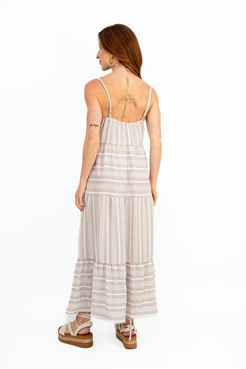 Detalhe traseiro do vestido midi listrado bege mostrando costas com elástico, alças finas reguláveis e padrão de listras Riviera Stripes (foto central esquerda).
