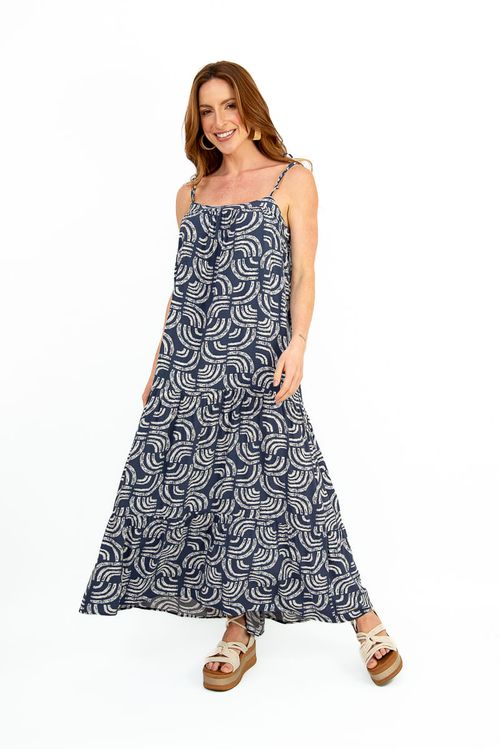 Detalhe do decote reto com pala franzida do vestido Puglia azul, mostrando as alças finas ajustáveis e a textura do tecido de viscose