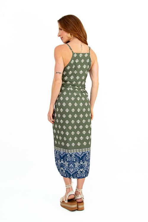 Vestido Istambul vista traseira em tecido viscose slub verde-oliva com alças finas e corte transpassado discreto nas costas; barrado azul visível na barra do vestido midi.