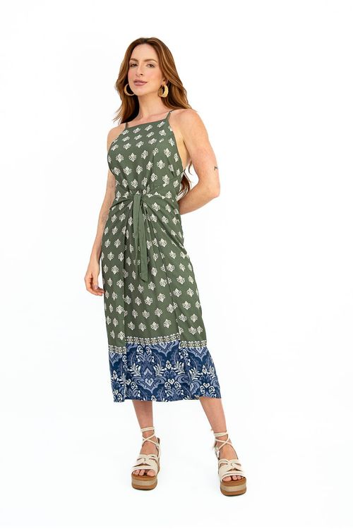 Vestido midi verde-oliva com estampa micro Istambul e barrado azul, vista frontal com faixa para amarrar na cintura e sandália plataforma, look completo.