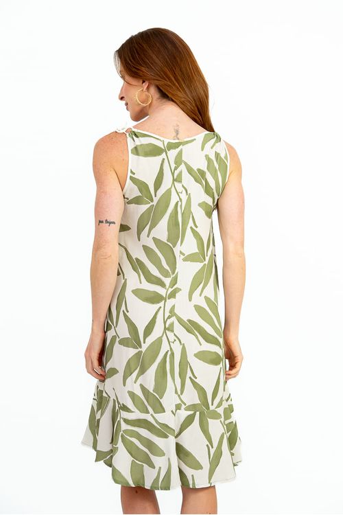 Close do decote em V e da alça fina com ajuste em rolotê do vestido VESTIDO NATURE, destacando textura de viscose slub e estampa de folhas verdes.