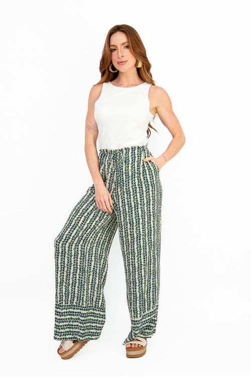 Modelo frontal usando calça reta em viscose com estampa Hera verde e regata branca, mostrando cós com amarração, bolso faca e caimento longo - calça reta viscose estampada