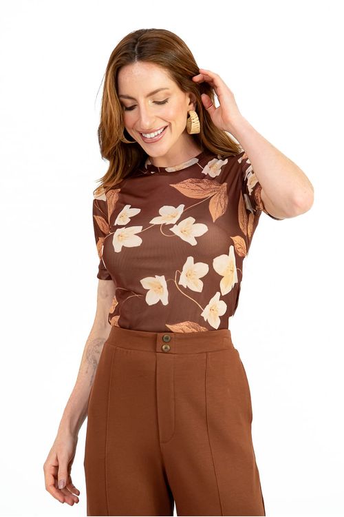 Modelo-em-angulo-tres-quartos-com-a-mao-no-bolso-exibindo-calca-reta-cafe-perna-longa-e-bainha-aplicada-look-completo-em-estudio