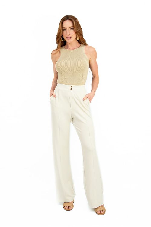 Calca-reta-baunilha-em-malha-viscose-modelo-corpo-inteiro-com-regata-de-trico-bege-vista-frontal-mostrando-caimento-leve-bolsos-laterais-e-nervura-frontal.