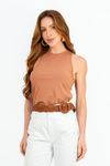 Regata decote alto Mocha em malha viscose cor caramelo vista frontal, modelo usando calça branca de cintura alta e cinto trançado, estúdio fundo branco