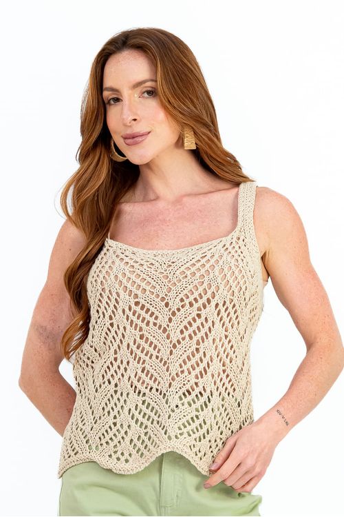 Blusa-de-trico-com-renda-natural-vista-frontal-regata-com-alcas-finas-e-padrao-em-ponto-aberto-barra-ondulada-na-cor-bege.