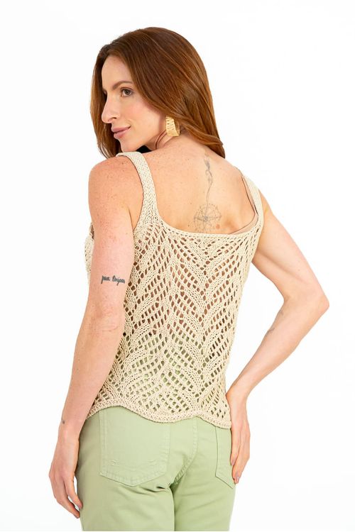 Blusa-de-trico-com-renda-natural-vista-lateral-traseira-3-4-mostrando-o-caimento-fluido-e-o-detalhe-rendado-nas-costas.