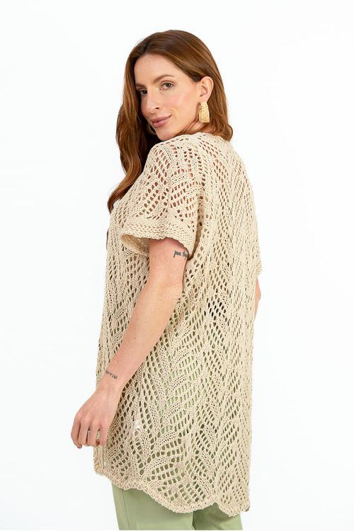 Vista lateral do kimono tricot natural mostrando caimento solto, manga curta e detalhe da trama ajour