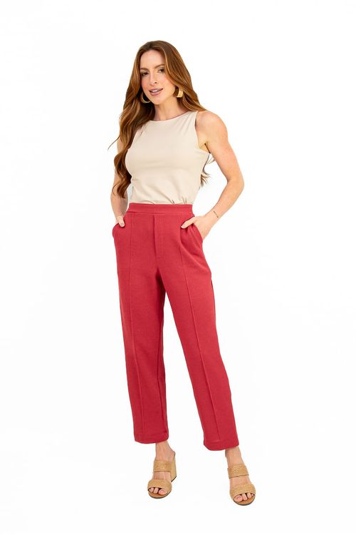 Modelo de pé vestindo calça jogging cereja de malha Heritage, corte reto com nervuras aplicadas e barra canelada, visual casual-elegante