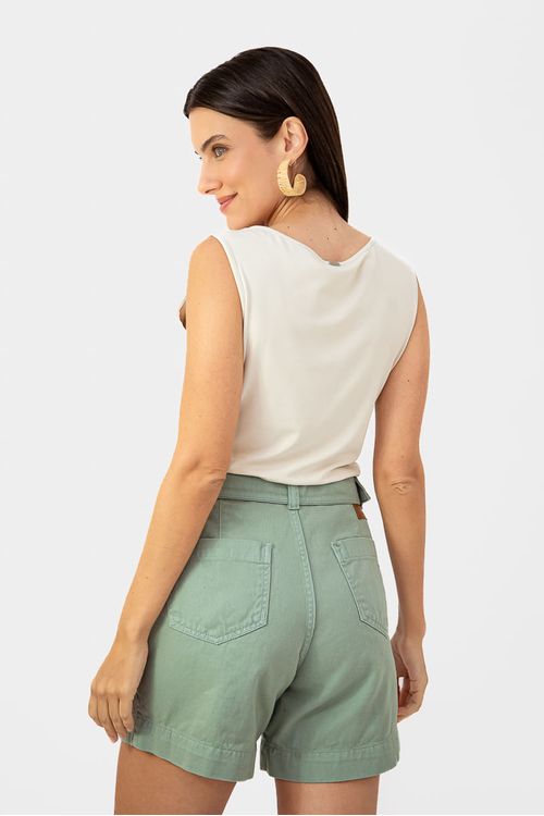 Vista-traseira-da-regata-Copacabana-com-shorts-cintura-alta-verde-e-sandalias-mostrando-o-corte-clean