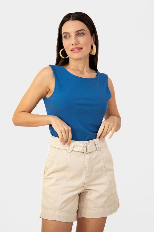 Regata-Copacabana-azul-em-viscose-vista-frontal-com-decote-canoa-e-ombro-largo-modelo-usando-shorts-bege-cintura-alta
