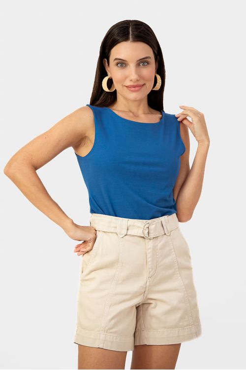 Regata-Copacabana-azul-vista-3-4-destacando-o-caimento-fluido-forro-interno-no-busto-e-acabamento-minimalista