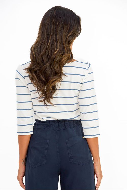 Vista-traseira-da-blusa-listrada-em-look-com-calca-pantalona-azul-marinho-destacando-o-caimento-e-as-listras-horizontais