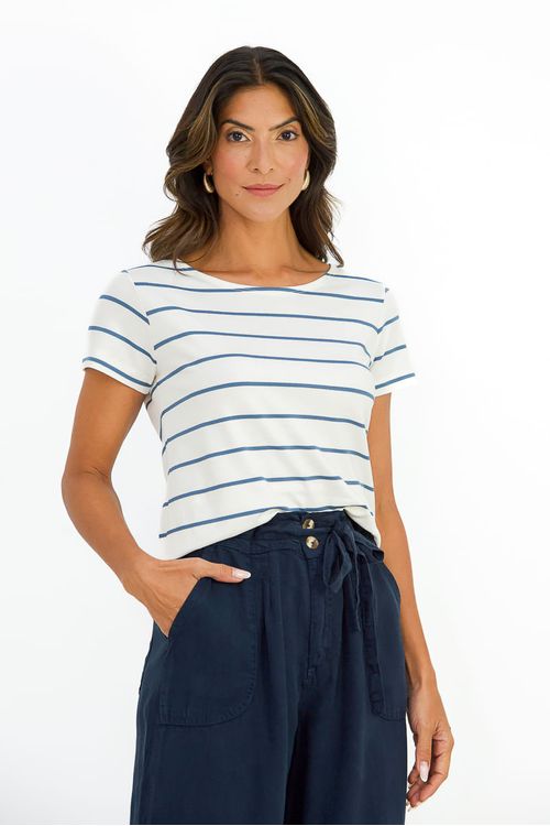 Blusa listrada feminina em malha viscose crepe, listras horizontais azul claro sobre branco, decote canoa e meia manga, vista frontal com detalhe do caimento.