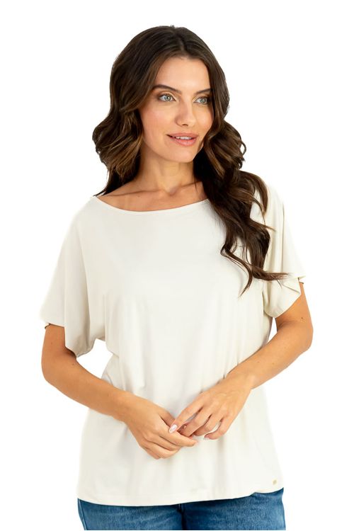 Close-up frontal da blusa morcego off white em viscose com decote canoa, mangas morcego e caimento fluido, detalhe da barra reta