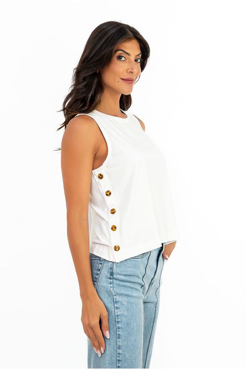 Look full-length com blusa Amore off white combinada com calça jeans de perna reta, visual casual e leve para o dia