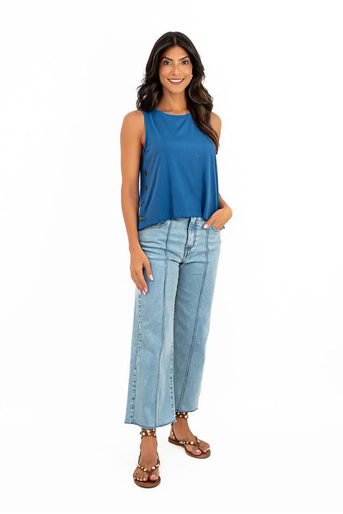 Frente da blusa Amore azul em malha viscose com decote canoa, botões laterais e corte reto até a cintura, close frontal