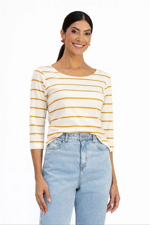 Blusa básica listrada mostarda com decote canoa e manga três quartos em malha viscose crepe, foto frontal com modelo usando calça jeans lavagem clara.