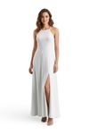 Vestido-midi-baunilha-com-decote-alto-halter-e-alcas-finas-em-malha-viscose-tricot-canelada-vista-frontal-completa-na-praia-com-fenda-lateral---look-de-verao