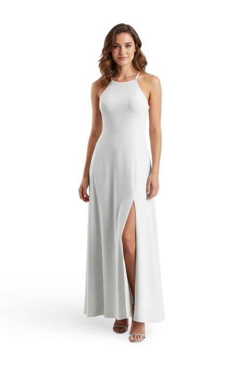 Vestido-midi-baunilha-com-decote-alto-halter-e-alcas-finas-em-malha-viscose-tricot-canelada-vista-frontal-completa-na-praia-com-fenda-lateral---look-de-verao