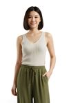 Blusa de tricot Jasmine off-white com decote em V, sem mangas, acabamento canelado, vista frontal, caimento ajustado até a cintura - um top de tricot feminino