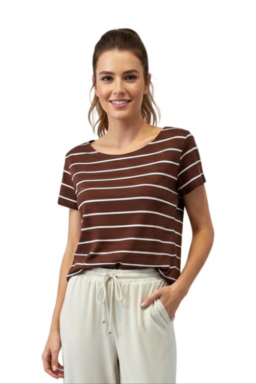 Blusa feminina com estampa de listras geométricas em fundo café, decote canoa e mangas meia altura.