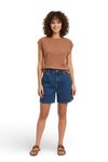 Short jeans feminino indigo escuro frente corpo inteiro - modelo usando short cintura alta, corte reto e comprimento curto com camiseta vermelha