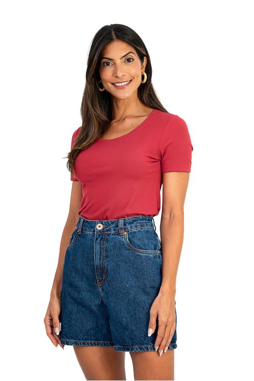 Short indigo básico vista frontal com mãos nos bolsos, destacando cinco bolsos funcionais e fechamento por zíper e botão