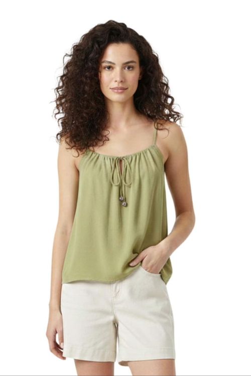 Regata verde Leblon com amarração frontal e alças ajustáveis exibida em um estilo casual com shorts.