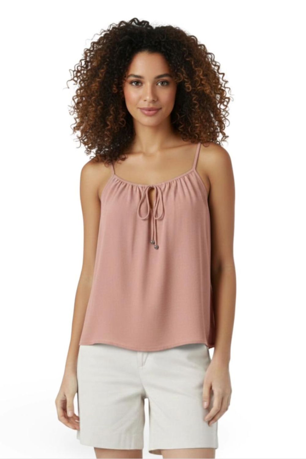 Regata Leblon rosa claro em viscose slub vista frontal, decote em U com amarração frontal e alças finas reguláveis, combinada com shorts off-white