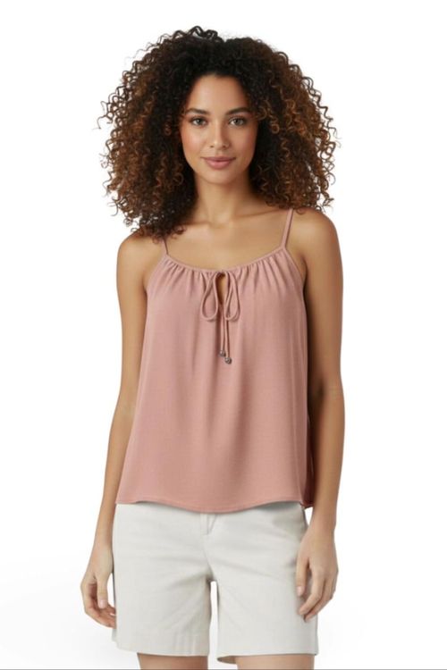 Imagem de uma regata feminina de rosa claro com design sem mangas e detalhe de amarração frontal, acompanhada de shorts branco para um look descontraído.