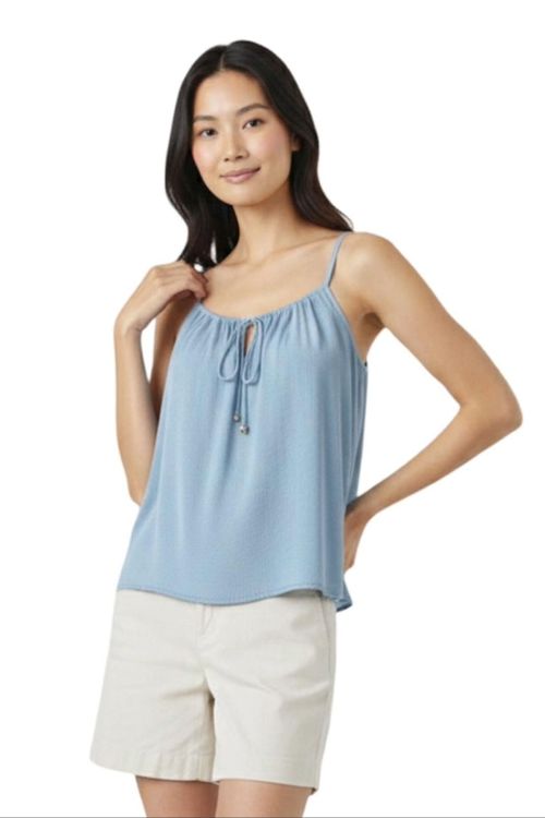 Regata Leblon azul claro em viscose slub com decote U e amarração frontal, alças finas ajustáveis, vista frontal em modelo usando shorts creme