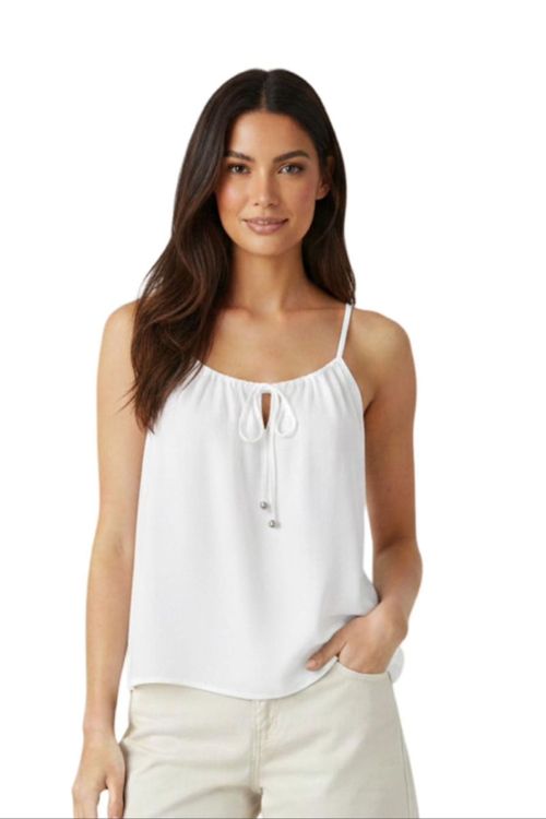 Modelo veste regata Leblon off white em viscose slub, decote U com amarração frontal e alças finas reguláveis; caimento leve e acabamento clean.