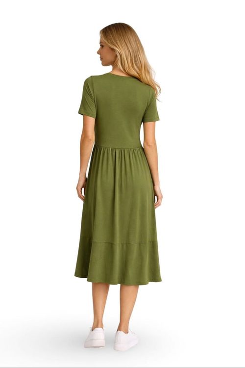 Vestido-Lara-verde---vista-lateral-mostrando-caimento-fluido-da-malha-viscose-recorte-na-cintura-meia-manga-e-detalhe-da-saia-franzida-midi