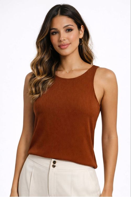 Close-up frontal da regata canelada em viscose na cor chocolate, mostrando decote canoa e textura canelada.