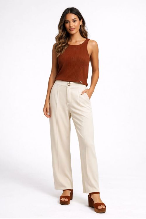 Look em corpo inteiro: modelo usando regata canelada chocolate com calça pantalona creme e sandália plataforma marrom, apresentando caimento e proporção do conjunto.