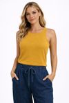 Modelo-usando-regata-canelada-em-viscose-na-cor-mel-com-decote-canoa-duplo-vista-frontal-caimento-ajustado-e-textura-vertical-combinada-com-calca-jeans-azul-com-cordao.