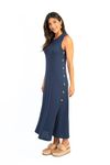 Vestido midi marinho em malha Heritage, vista lateral mostrando a patte falsa com botões laterais e fenda; decote canoa sem mangas e caimento fluido para look contemporâneo