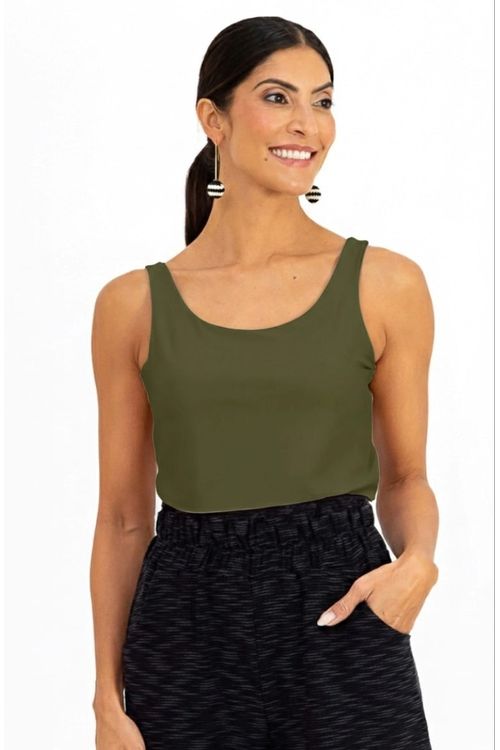 Regata-feminina-alca-dupla-verde-militar-em-poliamida-light-com-decote-quadrado-vista-frontal--modelo-usa-calca-preta-de-cos-elastico-com-bolsos-foto-em-fundo-branco.