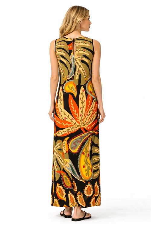 Vestido-longo-botanico-viscose---vista-lateral-em-movimento-destacando-fenda-lateral-e-caimento-fluido--estampa-barrada-em-fundo-preto-com-motivos-grandes-e-coloridos.