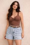 Modelo-usando-regata-decote-trancado-mocha-em-malha-viscose-com-alcas-largas-e-detalhe-torcido-no-decote-combinada-com-shorts-jeans-claro-e-cinto-trancado-—-look-casual-de-verao.